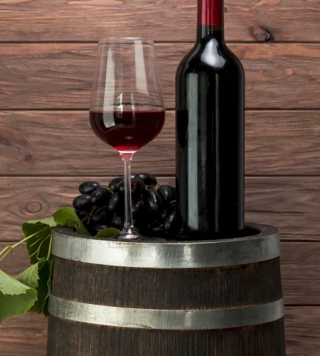 vaso-y-botella-de-vino-encima-de-un-barril